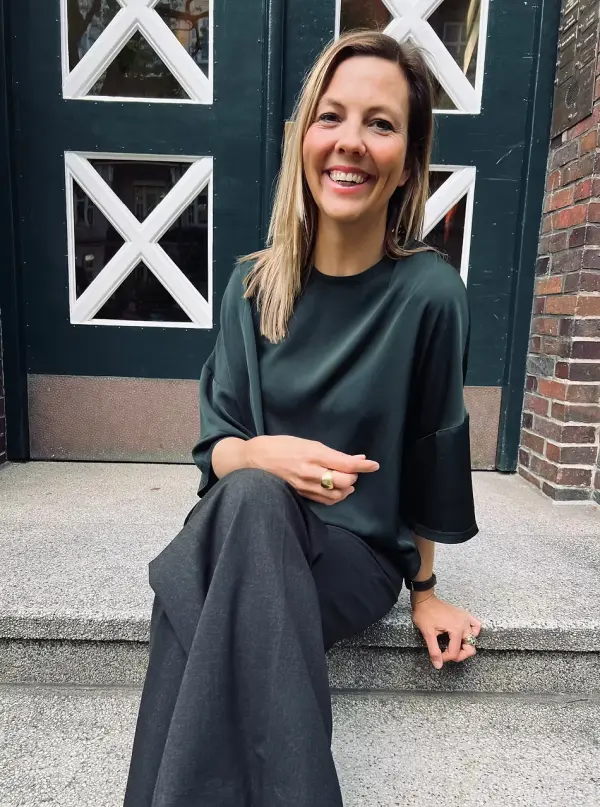 Kontakt Anabel Spiess sitzend auf einer Stufe